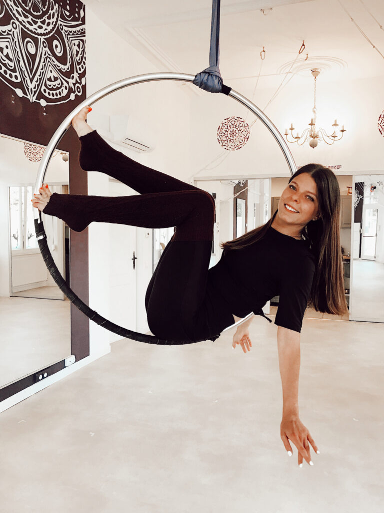 Caroline professeur de cerceau aérien a Metz a Velvet Yoga studio de yoga a Metz